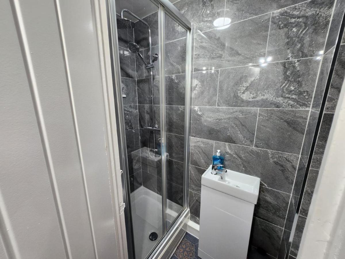 4 Bedroom 2 Bathroom Shared House - Near Bhx And Nec Birmingham Exteriör bild