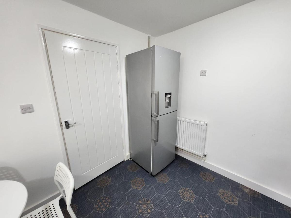 4 Bedroom 2 Bathroom Shared House - Near Bhx And Nec Birmingham Exteriör bild