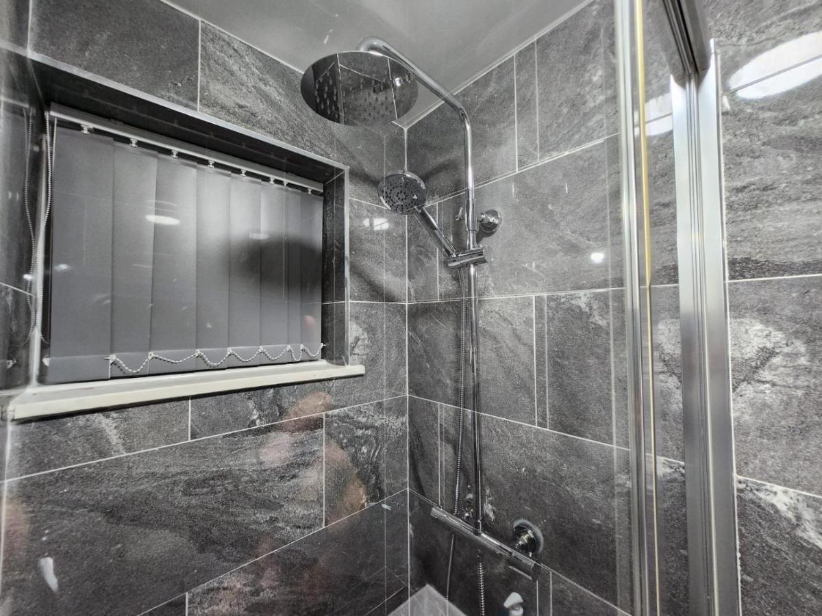 4 Bedroom 2 Bathroom Shared House - Near Bhx And Nec Birmingham Exteriör bild