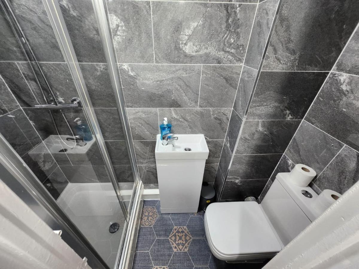 4 Bedroom 2 Bathroom Shared House - Near Bhx And Nec Birmingham Exteriör bild