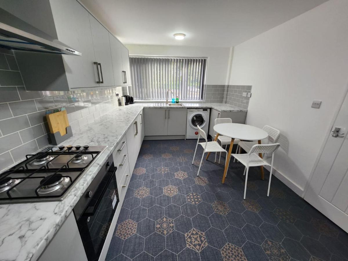 4 Bedroom 2 Bathroom Shared House - Near Bhx And Nec Birmingham Exteriör bild