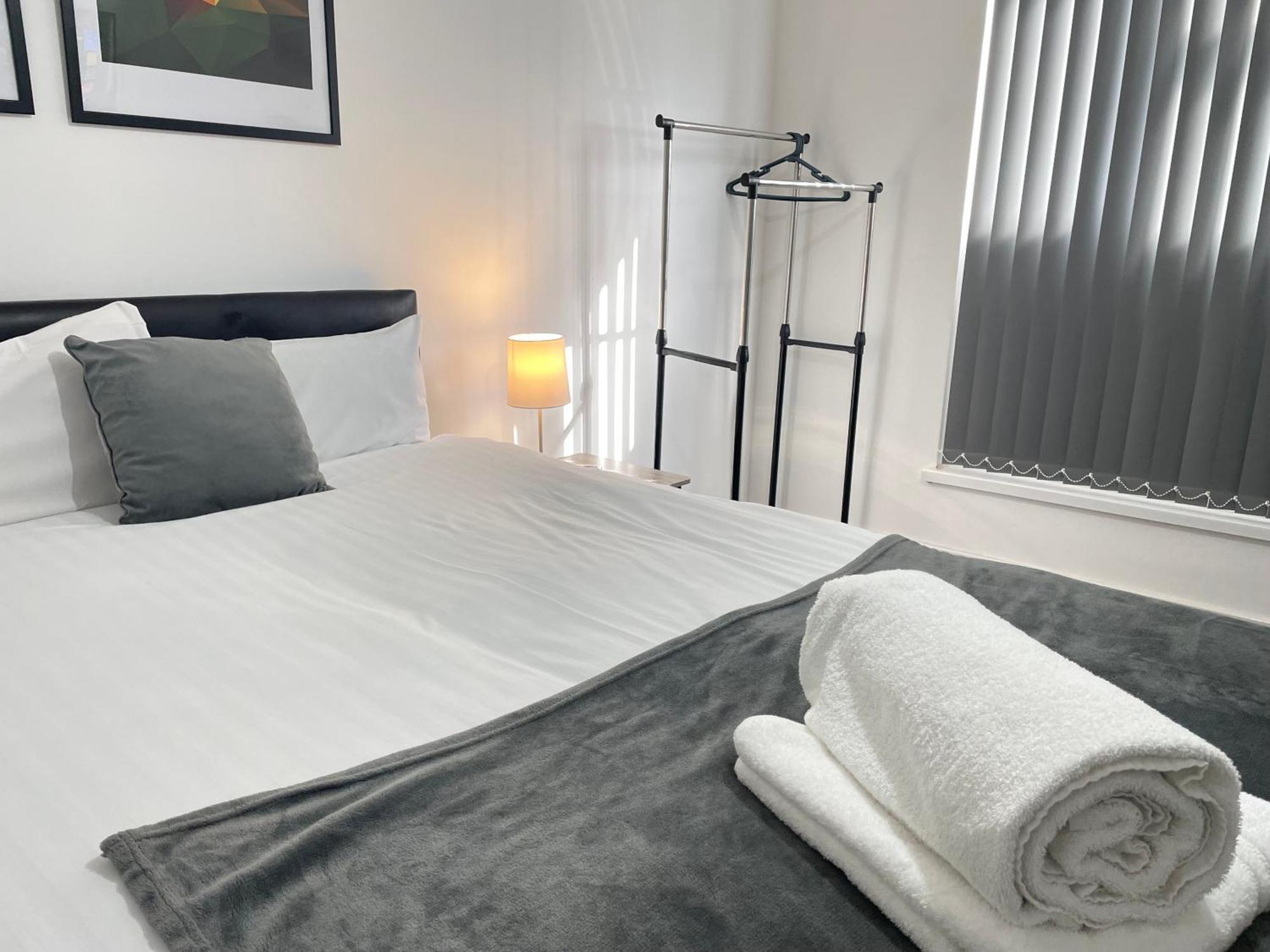 4 Bedroom 2 Bathroom Shared House - Near Bhx And Nec Birmingham Exteriör bild