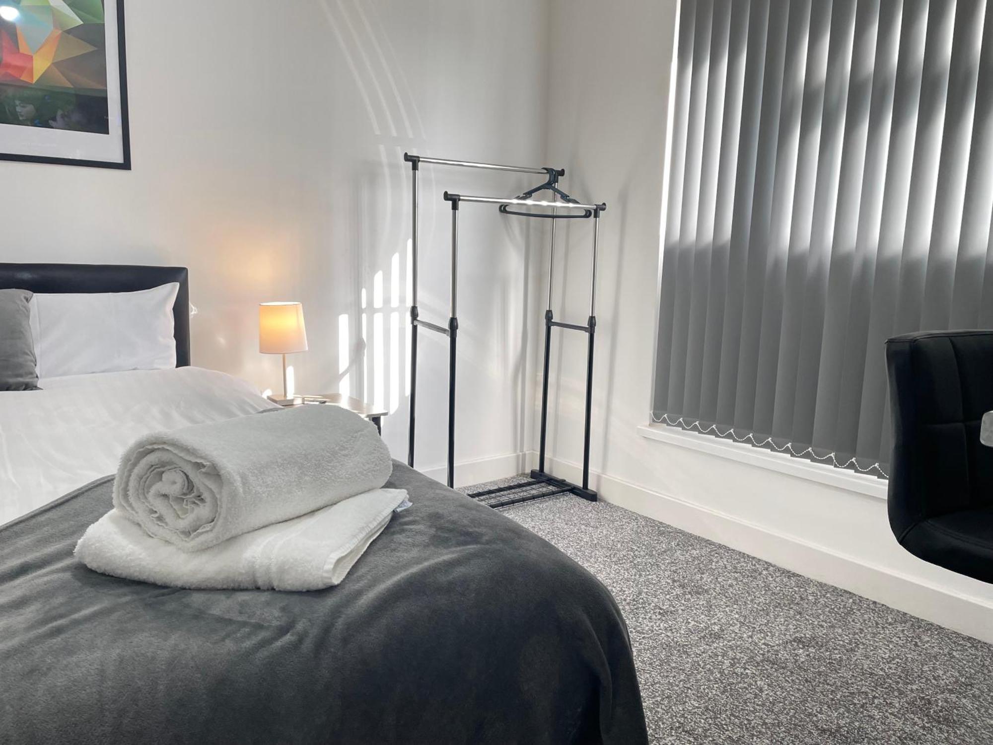 4 Bedroom 2 Bathroom Shared House - Near Bhx And Nec Birmingham Exteriör bild
